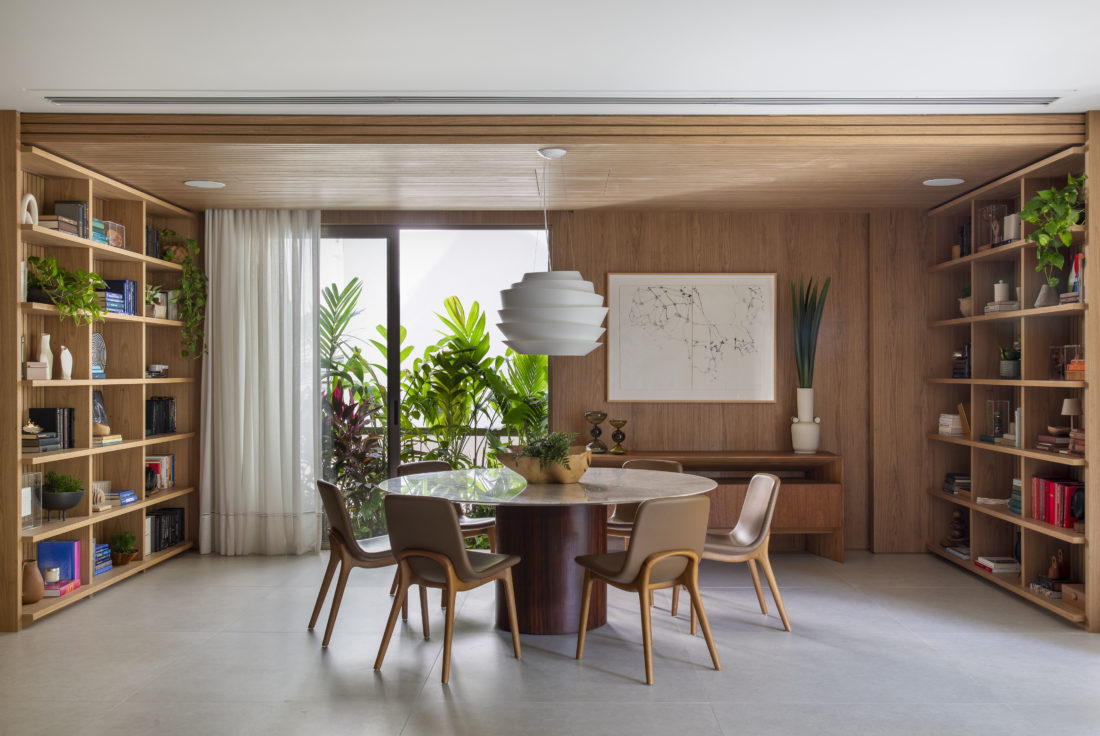 Reforma de apartamento valoriza luz natural e exalta o design brasileiro contemporâneo