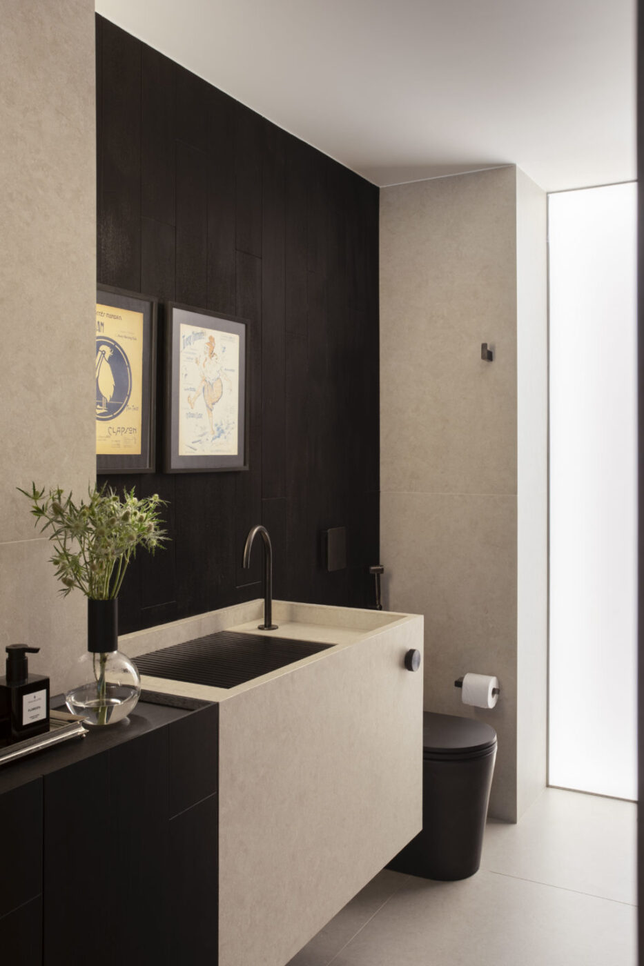 Reforma de apartamento valoriza luz natural e exalta o design brasileiro contemporâneo