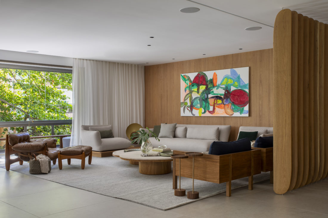 Reforma de apartamento valoriza luz natural e exalta o design brasileiro contemporâneo