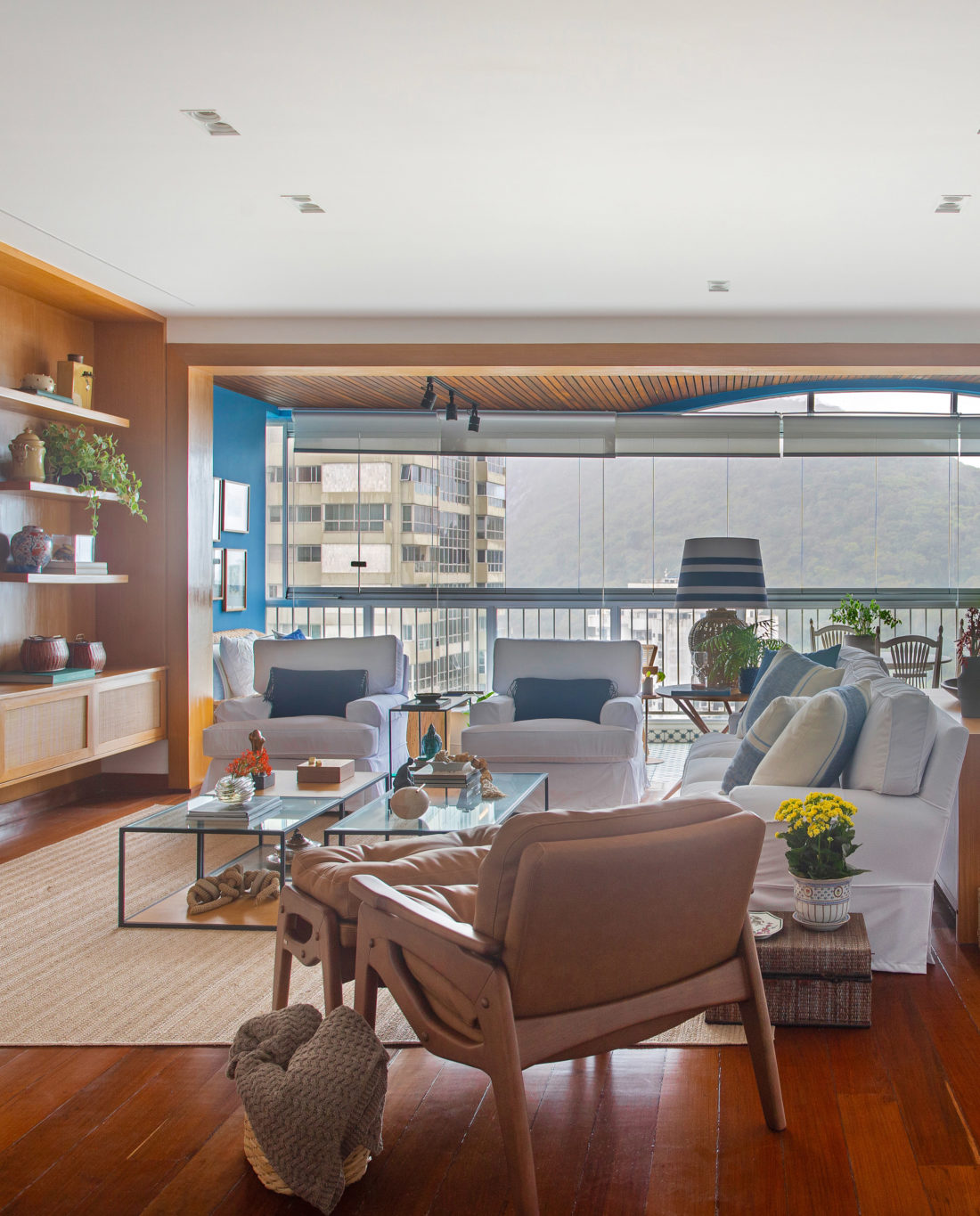 Entre o azul do mar e a memória, um apartamento carioca ganha nova vida