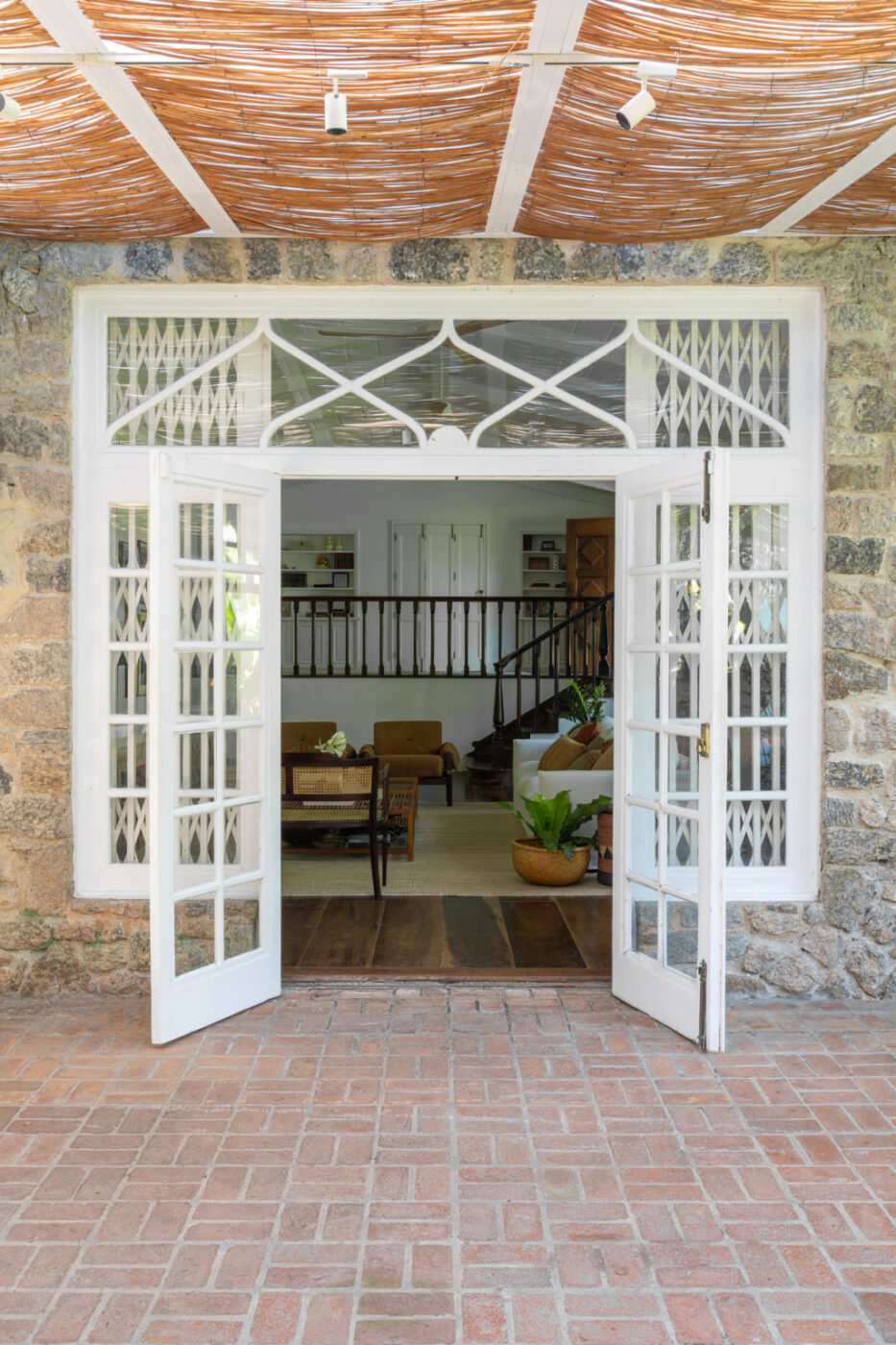 Revitalização de casa dos anos 40 preserva memórias e ganha novos espaços de convivência