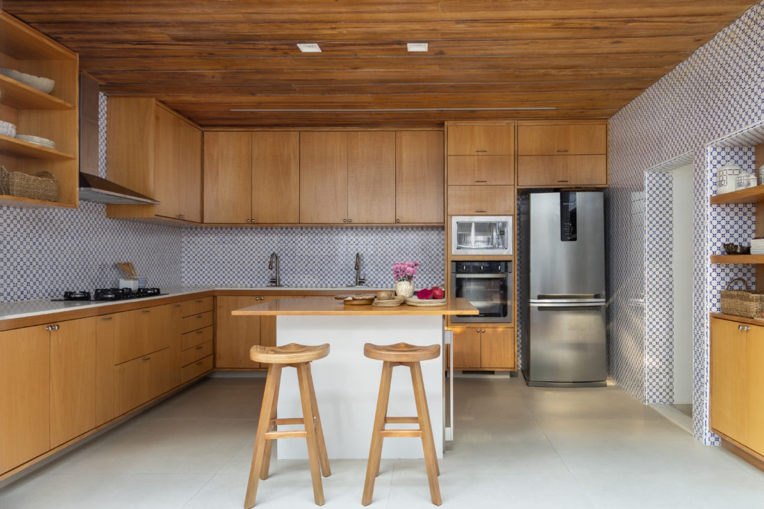 Revitalização de casa dos anos 40 preserva memórias e ganha novos espaços de convivência