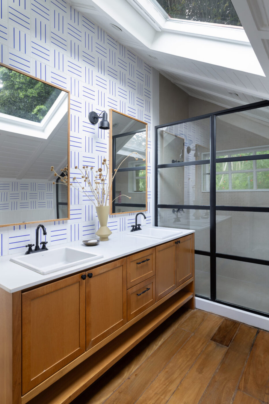 Revitalização de casa dos anos 40 preserva memórias e ganha novos espaços de convivência