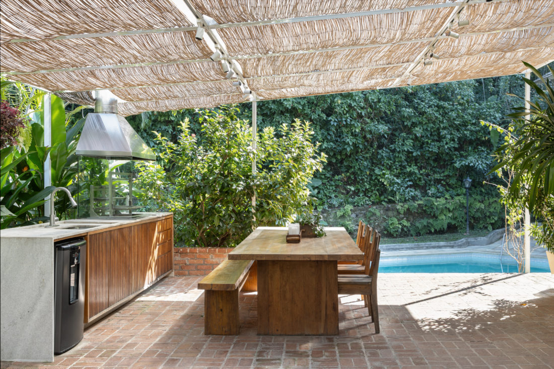 Revitalização de casa dos anos 40 preserva memórias e ganha novos espaços de convivência