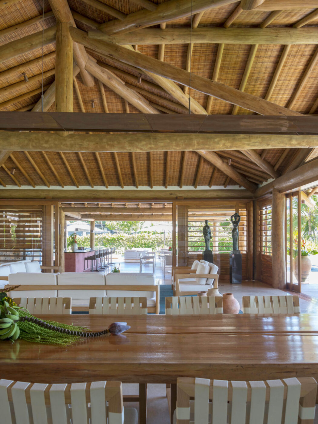 Casa de praia em Trancoso une arquitetura contemporânea e árvores preservadas