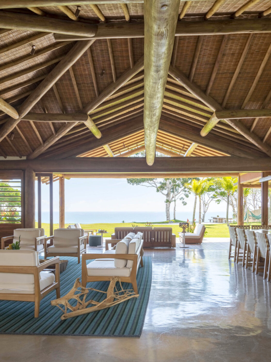 Casa de praia em Trancoso une arquitetura contemporânea e árvores preservadas