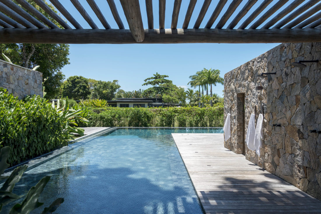 Casa de praia em Trancoso une arquitetura contemporânea e árvores preservadas