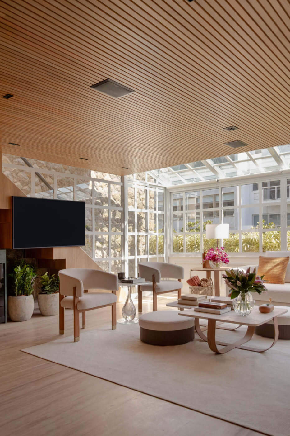 Cobertura no Leblon revela como o design contemporâneo pode criar um verdadeiro refúgio urbano