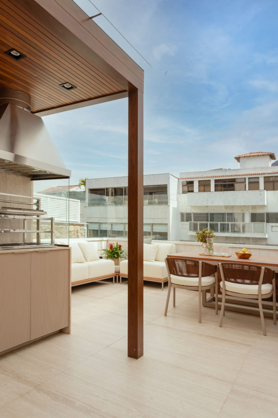 Cobertura no Leblon revela como o design contemporâneo pode criar um verdadeiro refúgio urbano