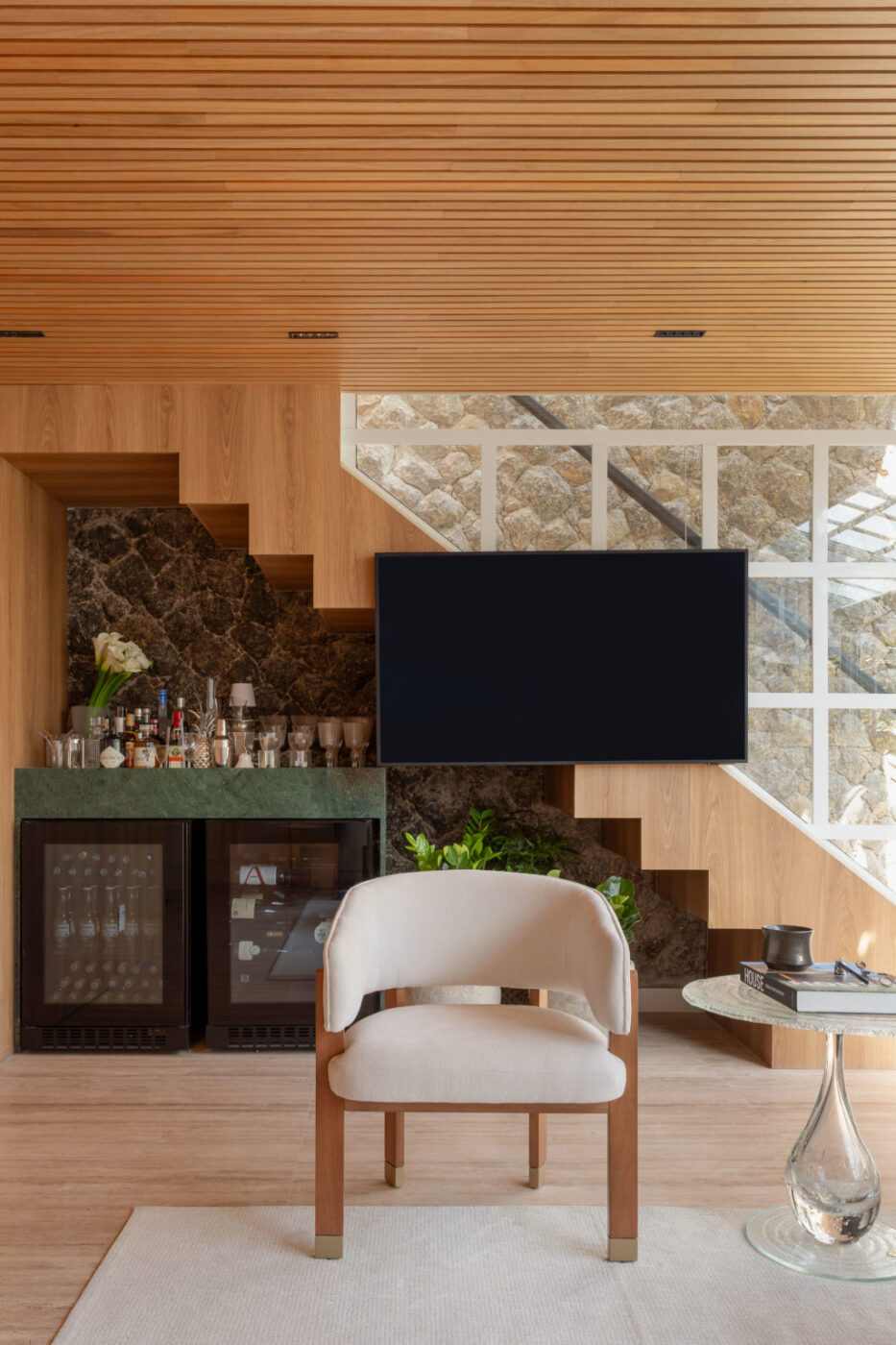 Cobertura no Leblon revela como o design contemporâneo pode criar um verdadeiro refúgio urbano