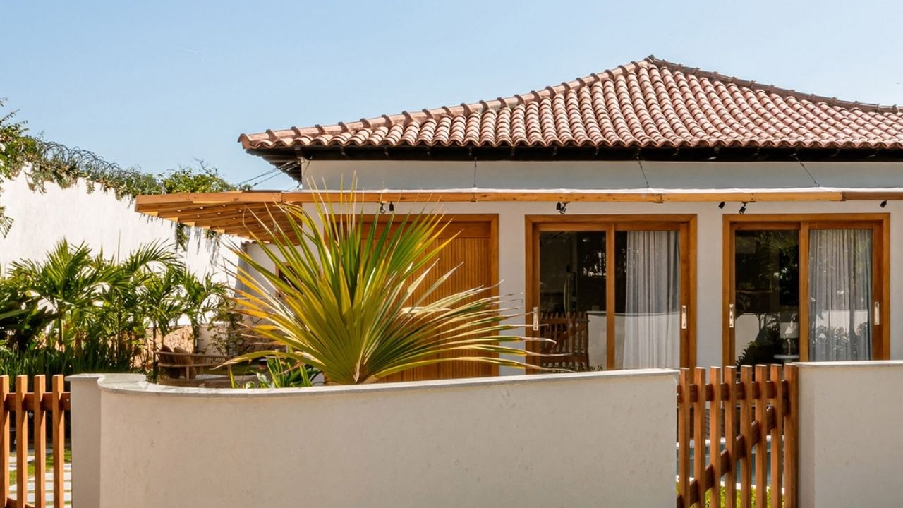 Entre varandas, jardins e luz natural: a transformação de uma casa térrea em Araruama