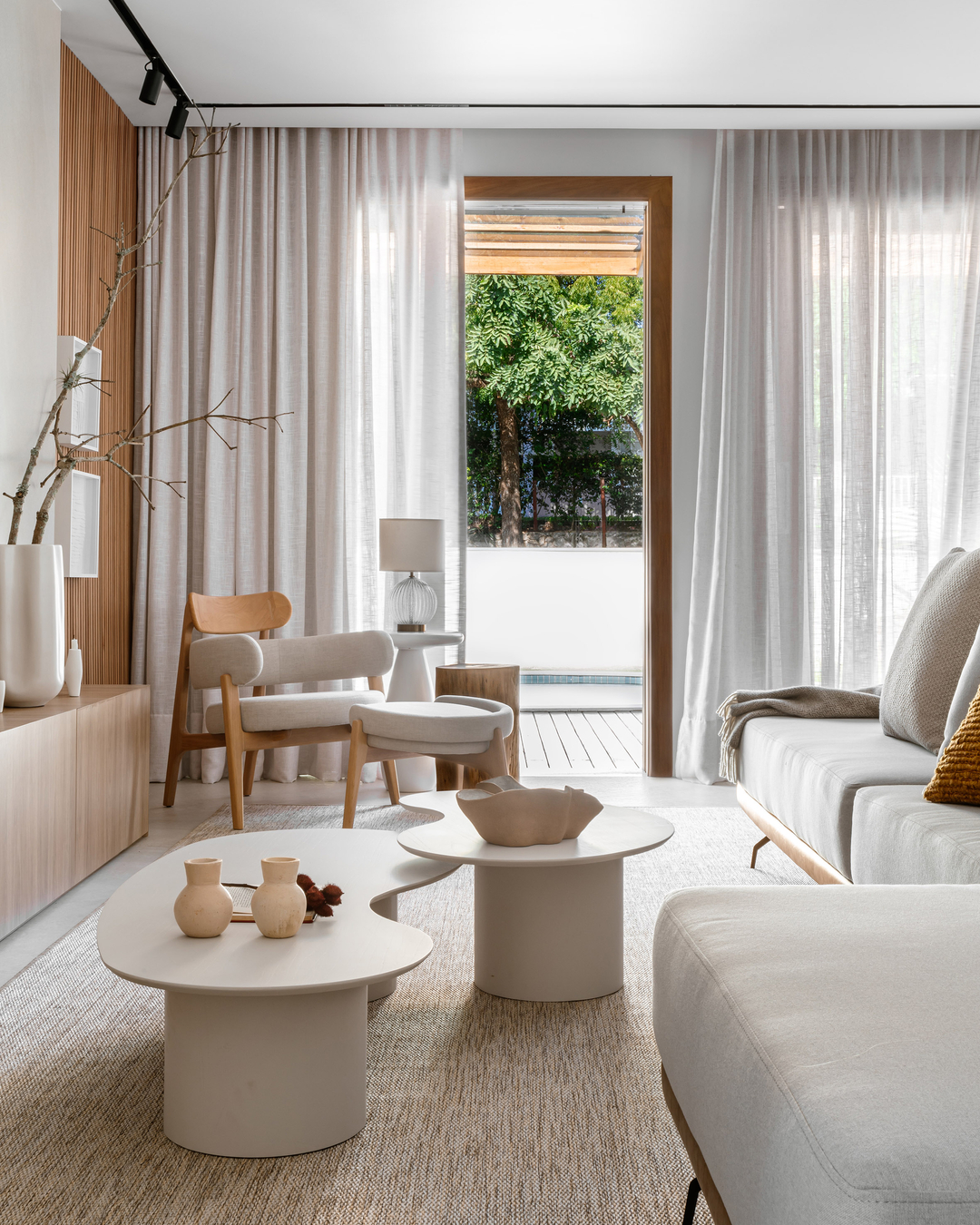 Entre varandas, jardins e luz natural: a transformação de uma casa térrea em Araruama