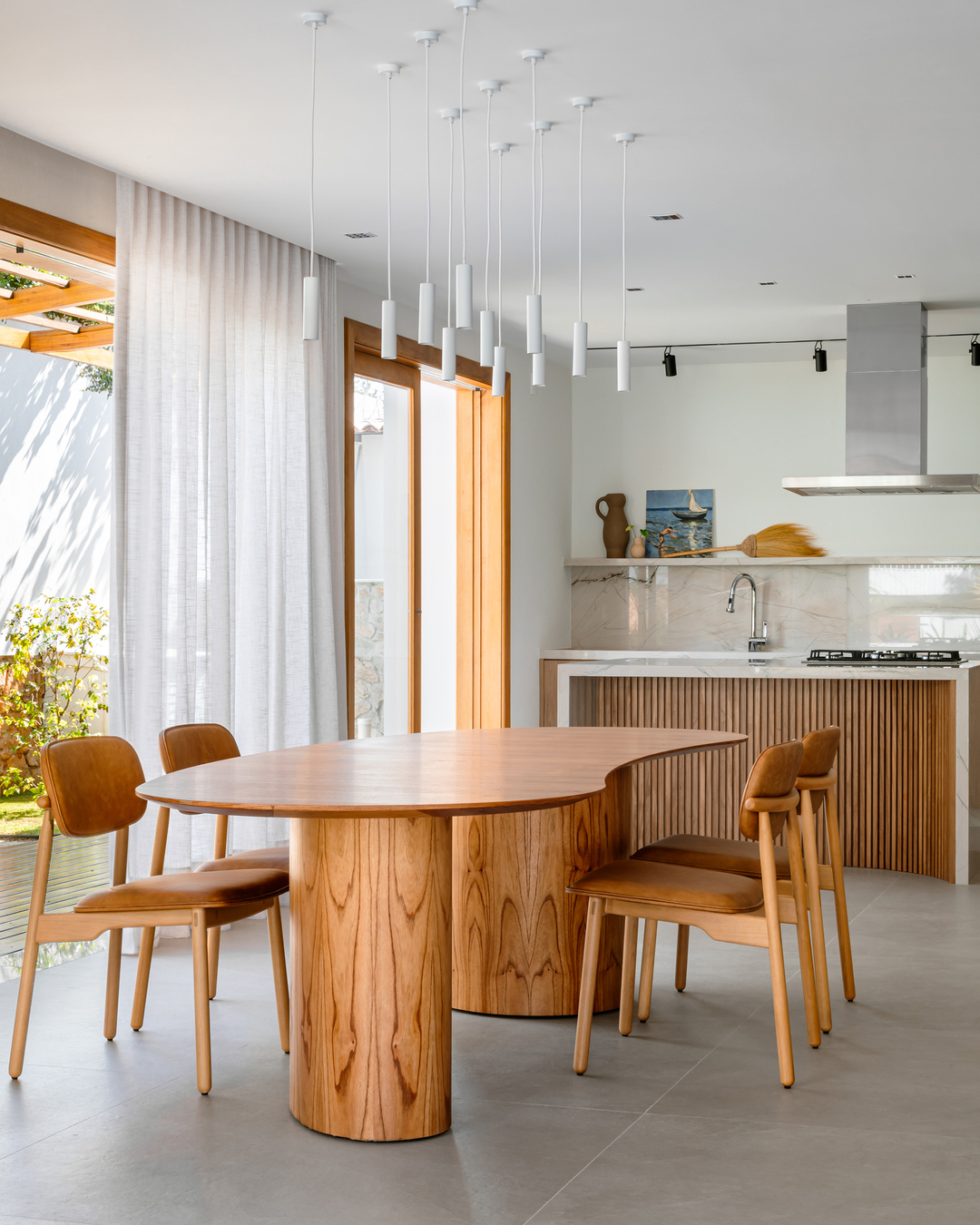 Entre varandas, jardins e luz natural: a transformação de uma casa térrea em Araruama