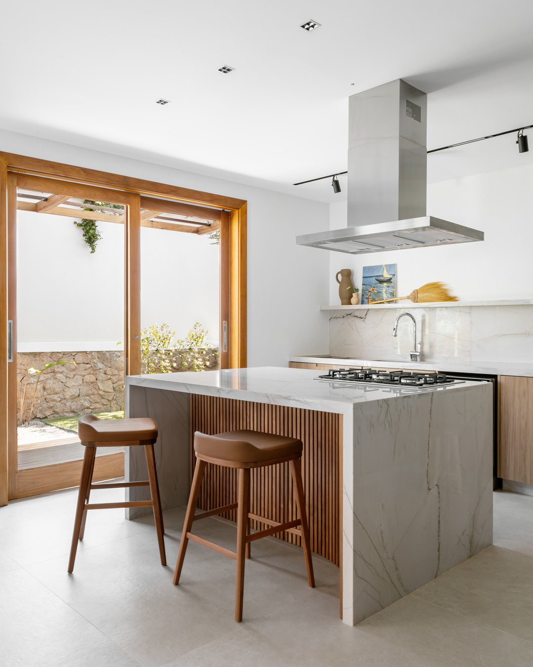 Entre varandas, jardins e luz natural: a transformação de uma casa térrea em Araruama