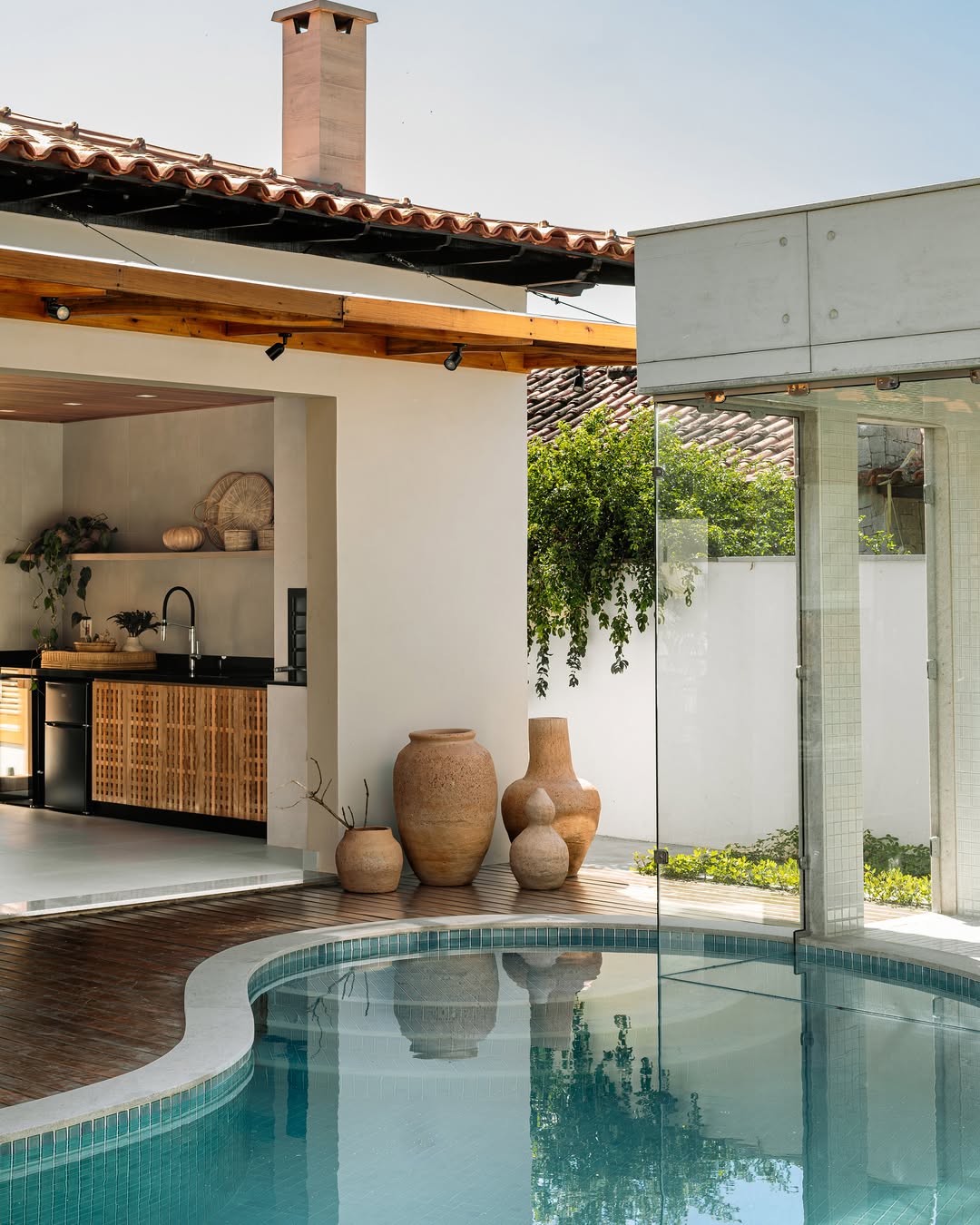 Entre varandas, jardins e luz natural: a transformação de uma casa térrea em Araruama