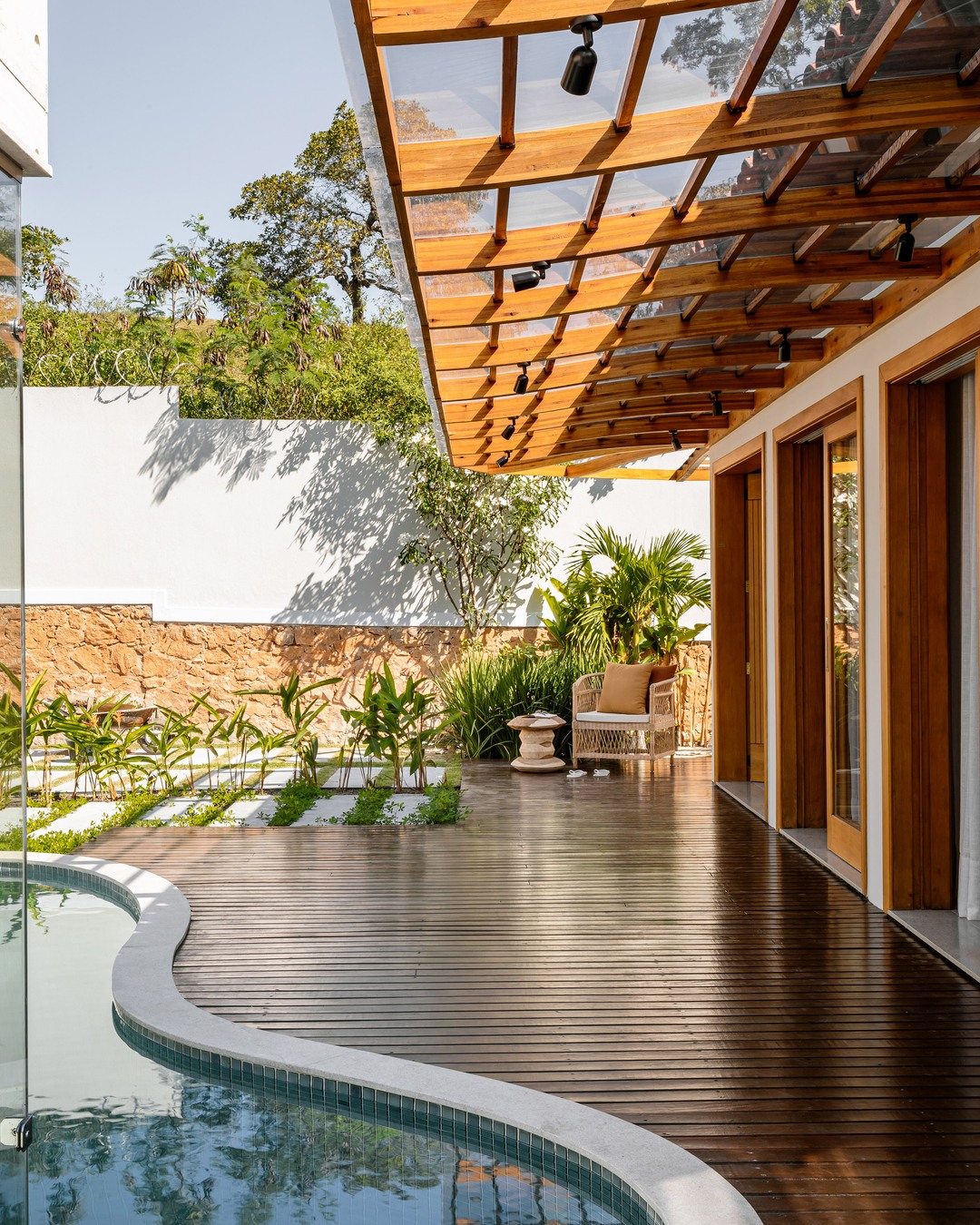 Entre varandas, jardins e luz natural: a transformação de uma casa térrea em Araruama