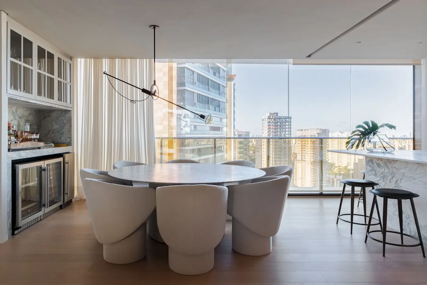 Reforma em Salvador cria lar afetivo e funcional em 150 m²