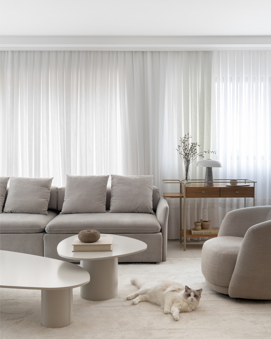 Apartamento de 183 m² no Ecoville ganha interiores integrados, elegantes e pensados para o home office