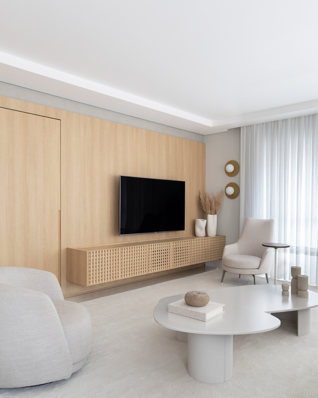 Apartamento de 183 m² no Ecoville ganha interiores integrados, elegantes e pensados para o home office