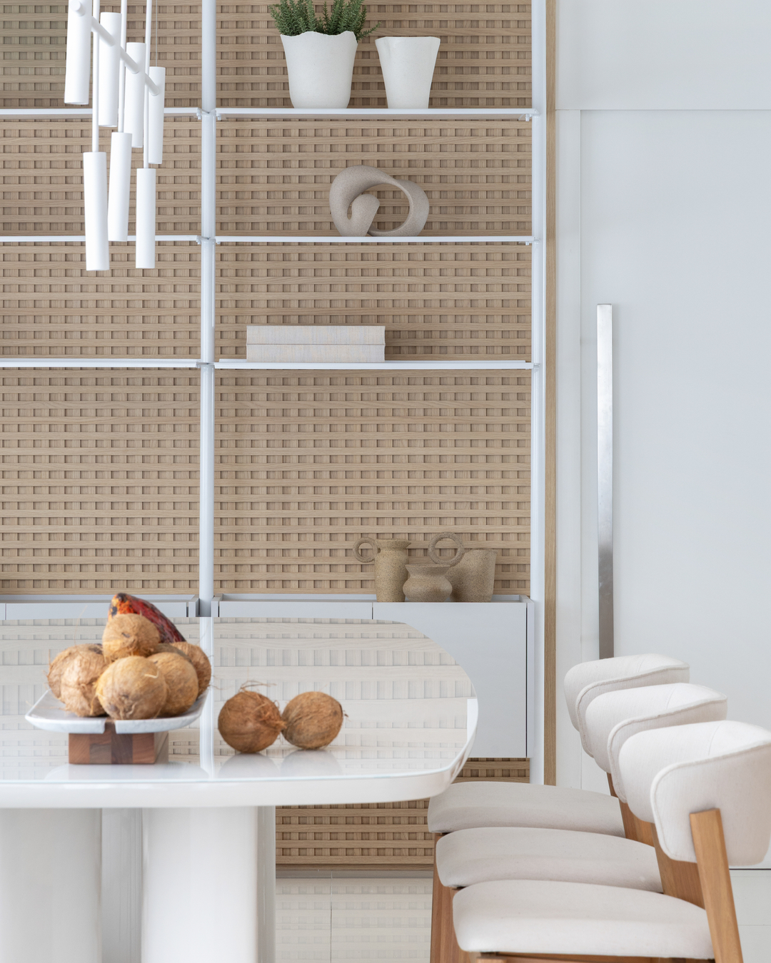 Apartamento de 183 m² no Ecoville ganha interiores integrados, elegantes e pensados para o home office