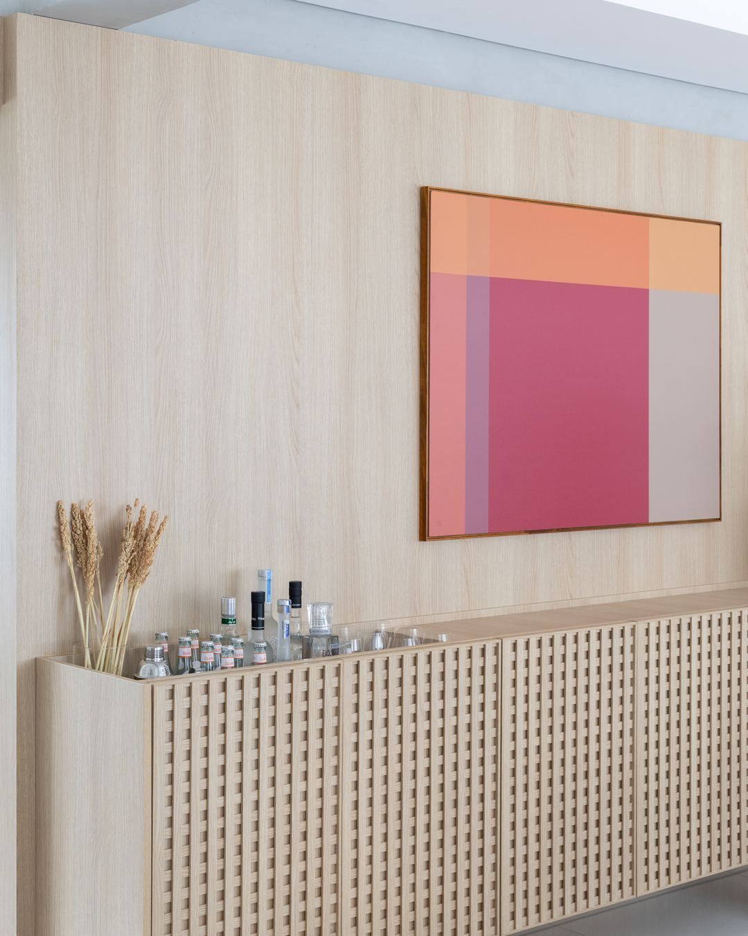 Apartamento de 183 m² no Ecoville ganha interiores integrados, elegantes e pensados para o home office