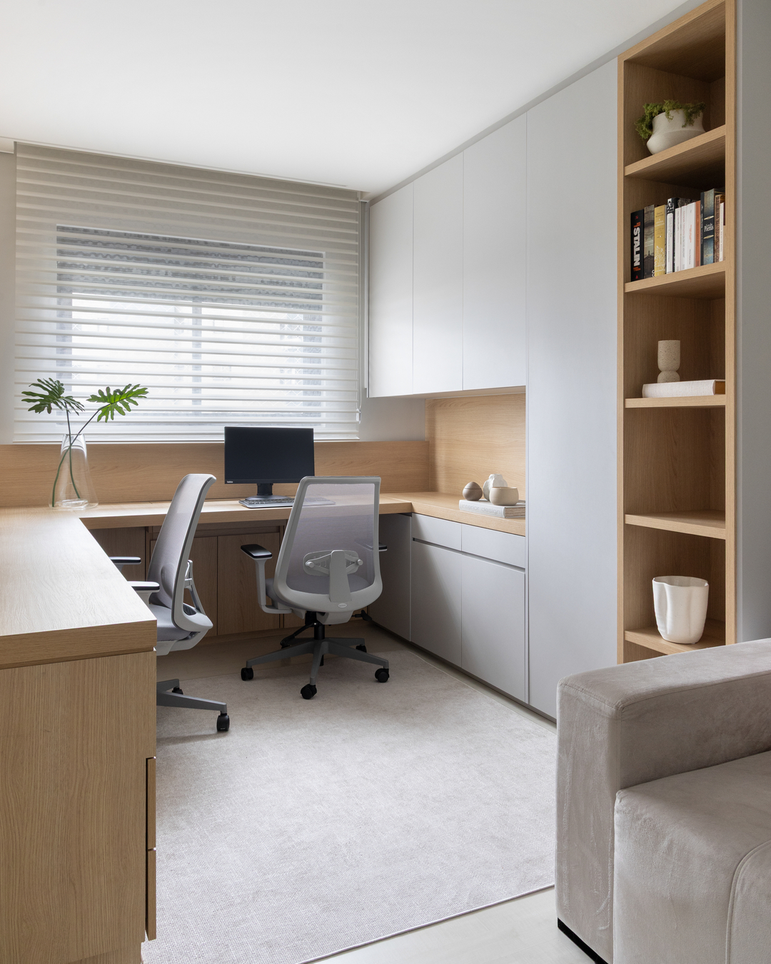 Apartamento de 183 m² no Ecoville ganha interiores integrados, elegantes e pensados para o home office