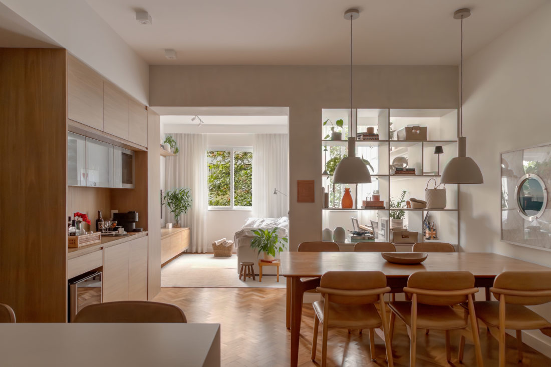 O fim das barreiras: Este projeto de 100m² revela o segredo para integrar sala e cozinha sem perder a organização