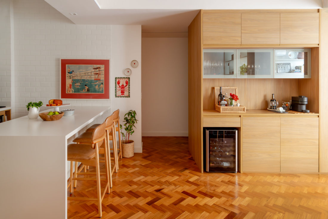 O fim das barreiras: Este projeto de 100m² revela o segredo para integrar sala e cozinha sem perder a organização