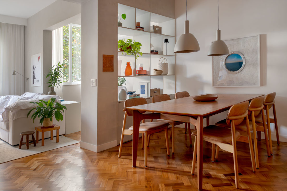 O fim das barreiras: Este projeto de 100m² revela o segredo para integrar sala e cozinha sem perder a organização