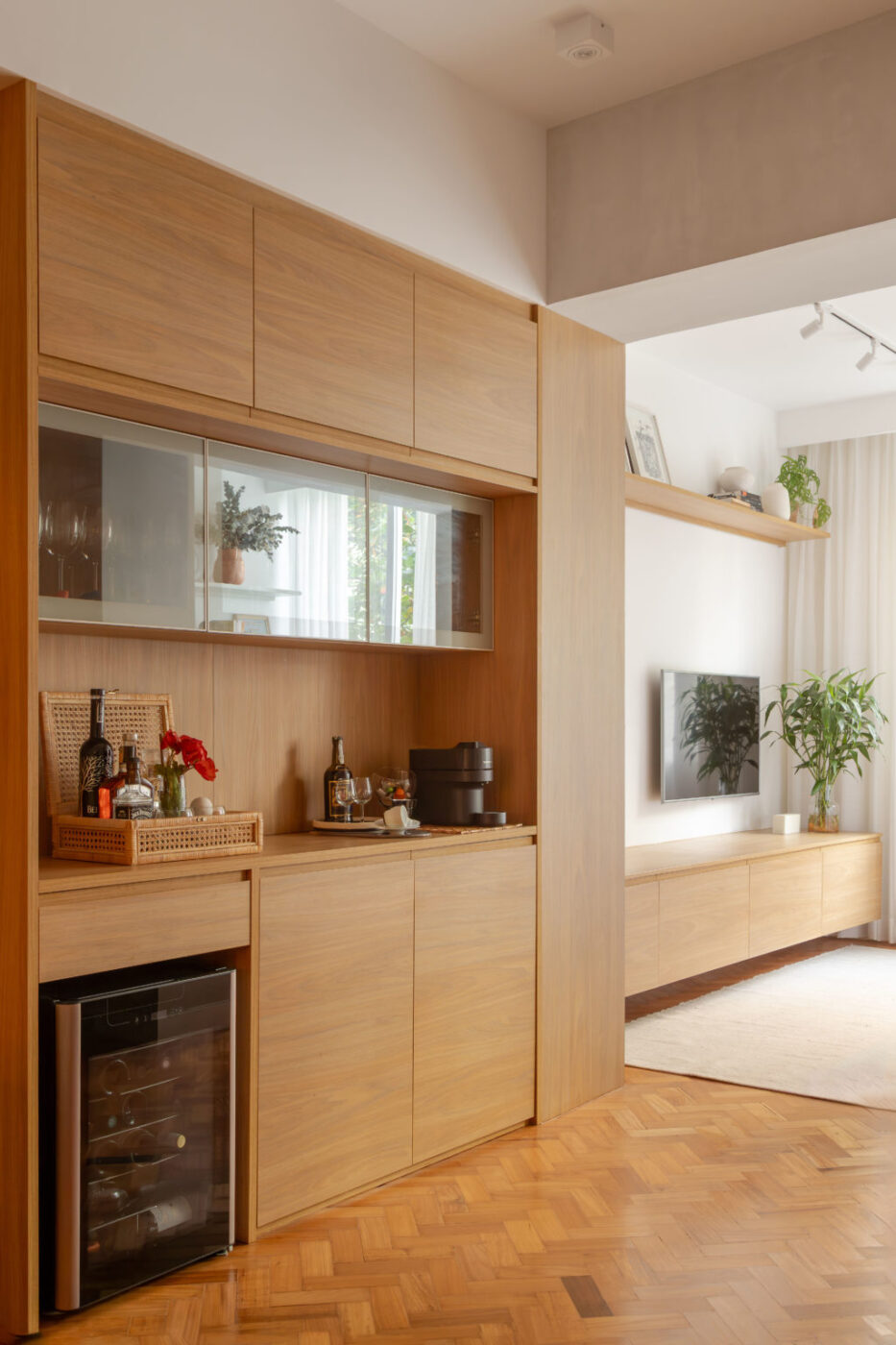 O fim das barreiras: Este projeto de 100m² revela o segredo para integrar sala e cozinha sem perder a organização