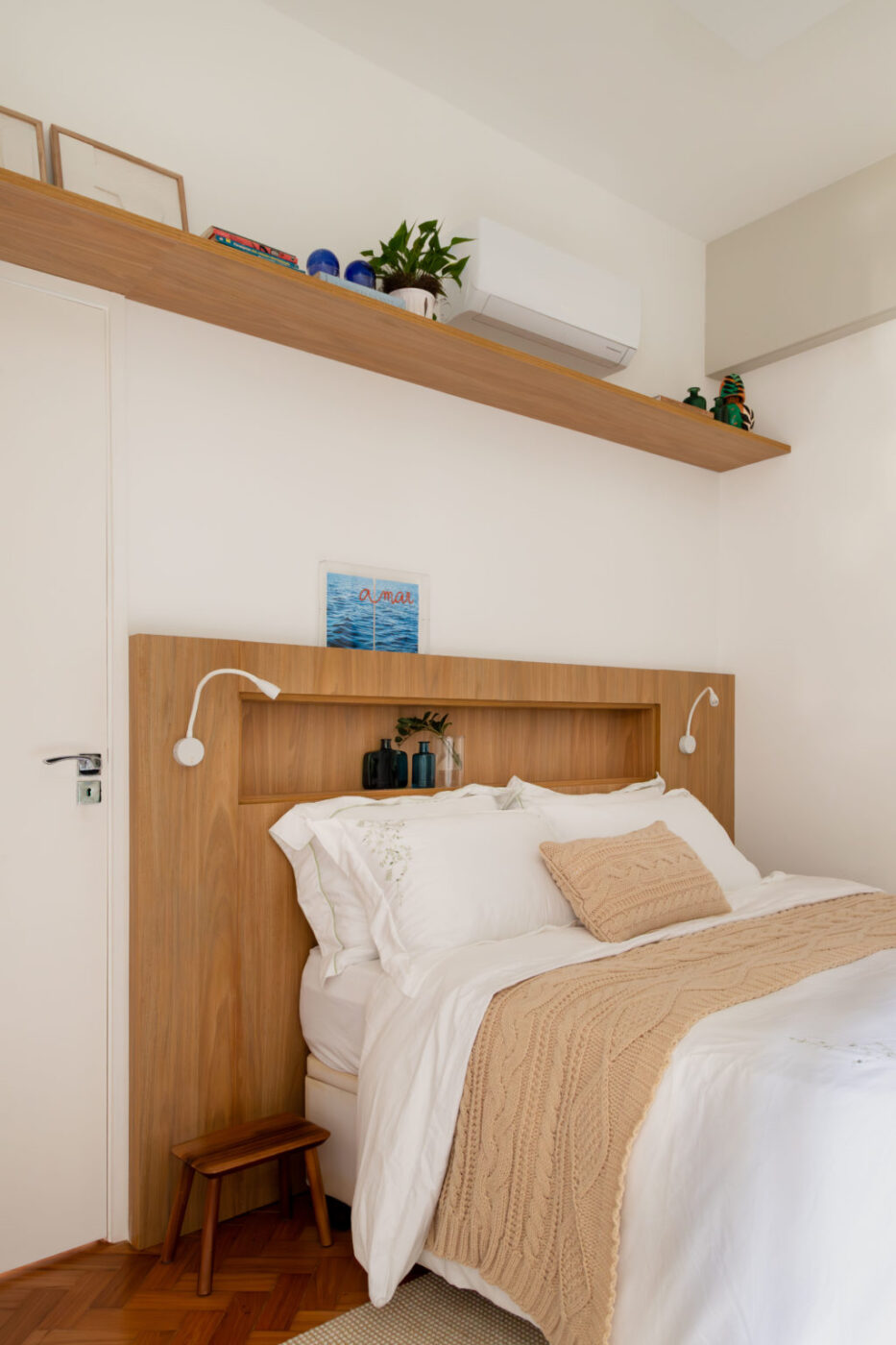 O fim das barreiras: Este projeto de 100m² revela o segredo para integrar sala e cozinha sem perder a organização