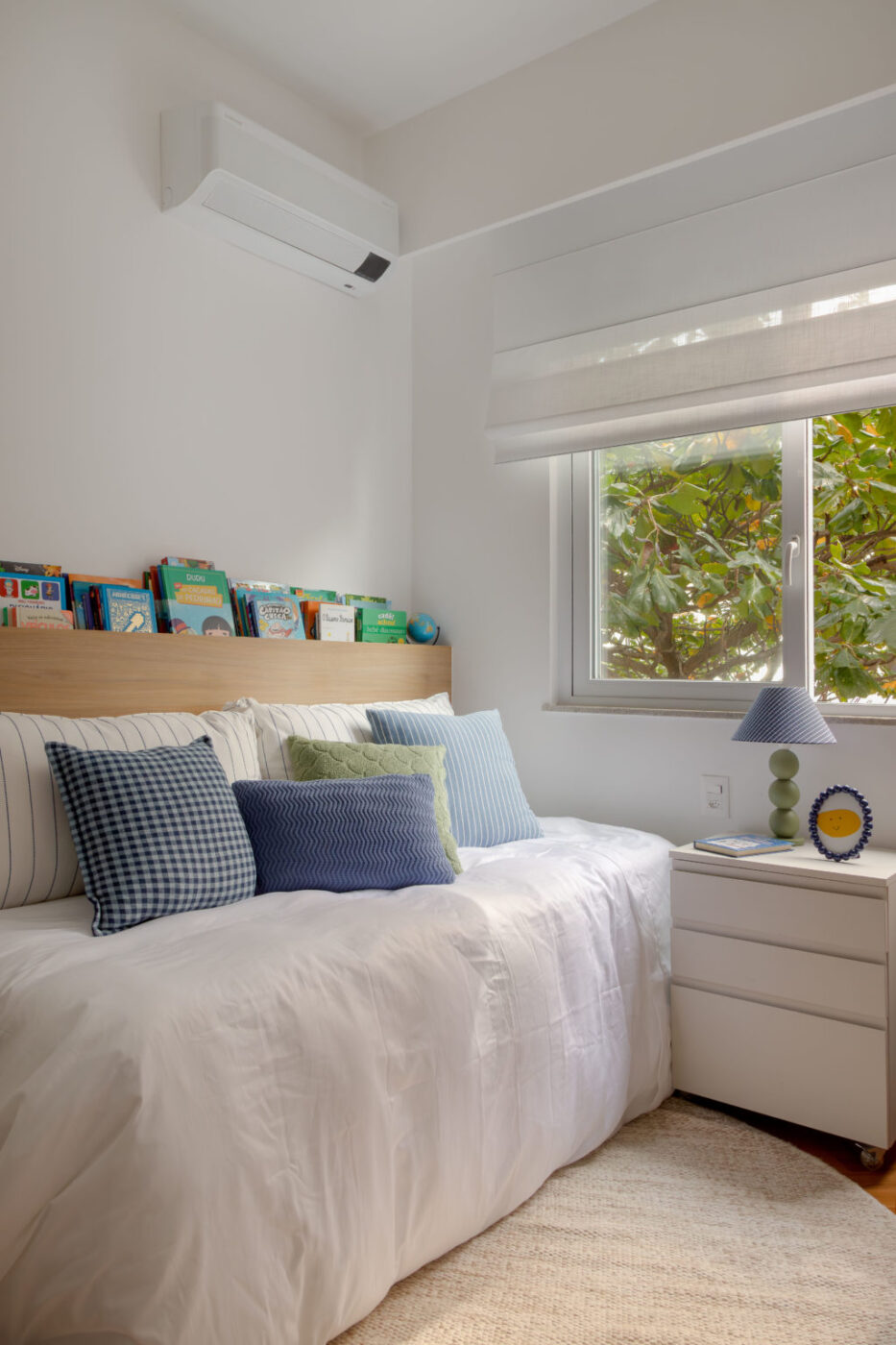 O fim das barreiras: Este projeto de 100m² revela o segredo para integrar sala e cozinha sem perder a organização