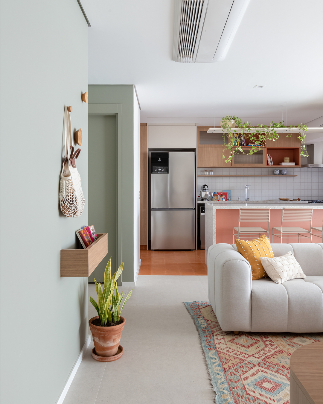 Apartamento de 113 m² ganha vida com cores, memórias e design afetivo em São Paulo