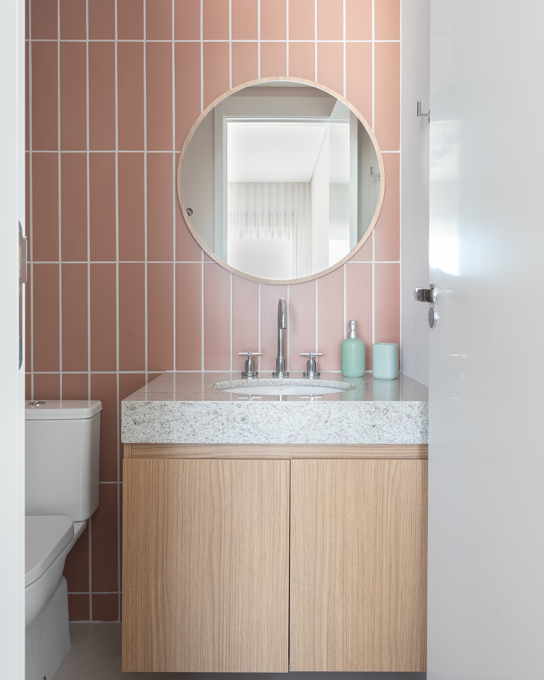 Apartamento de 113 m² ganha vida com cores, memórias e design afetivo em São Paulo