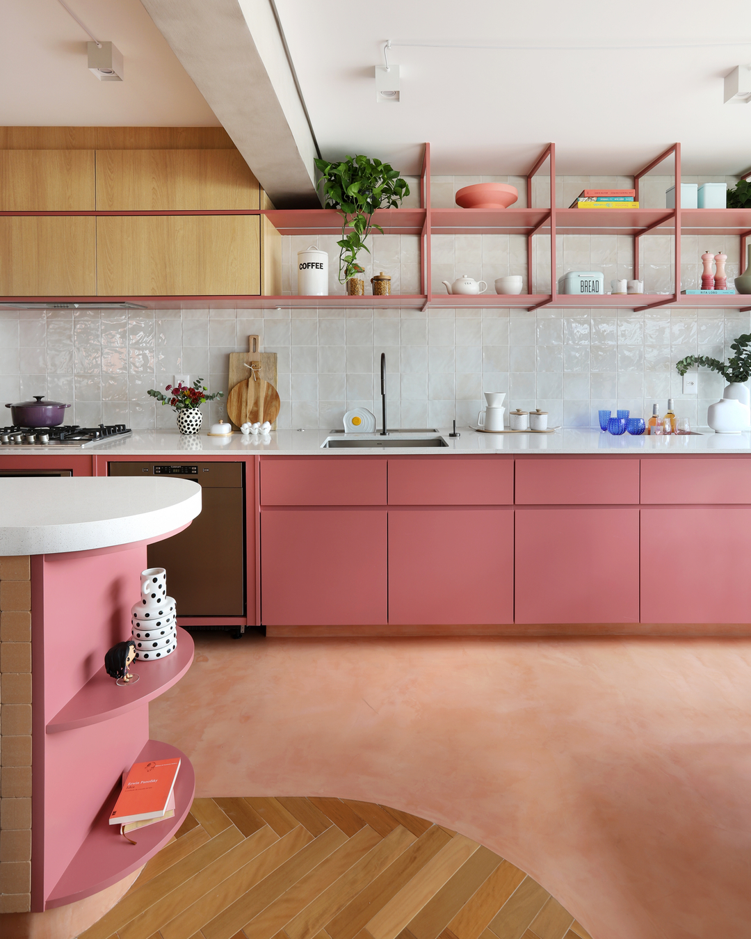 Apartamento de 68 m² em Pinheiros revela projeto vibrante com marcenaria multifuncional