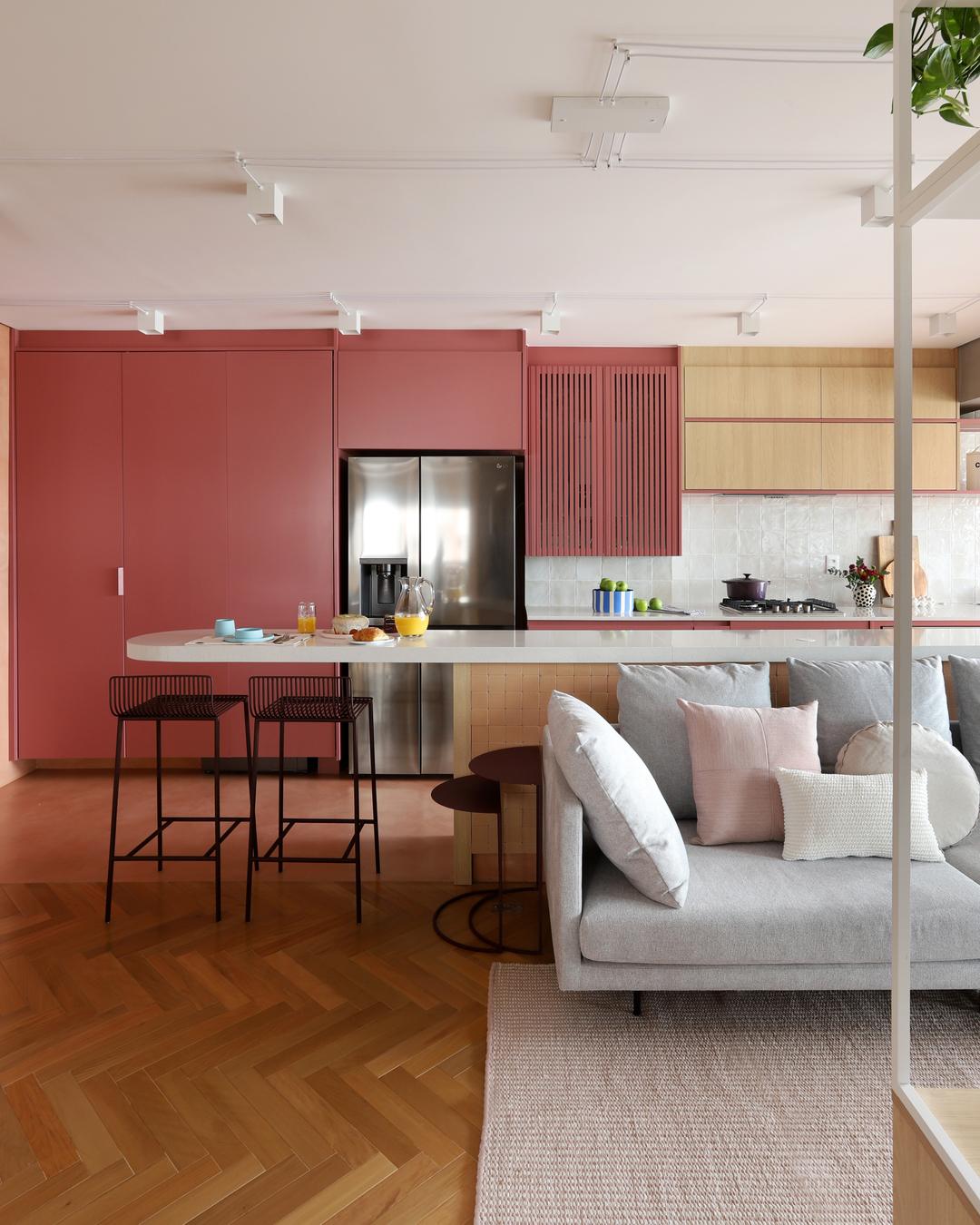 Apartamento de 68 m² em Pinheiros revela projeto vibrante com marcenaria multifuncional