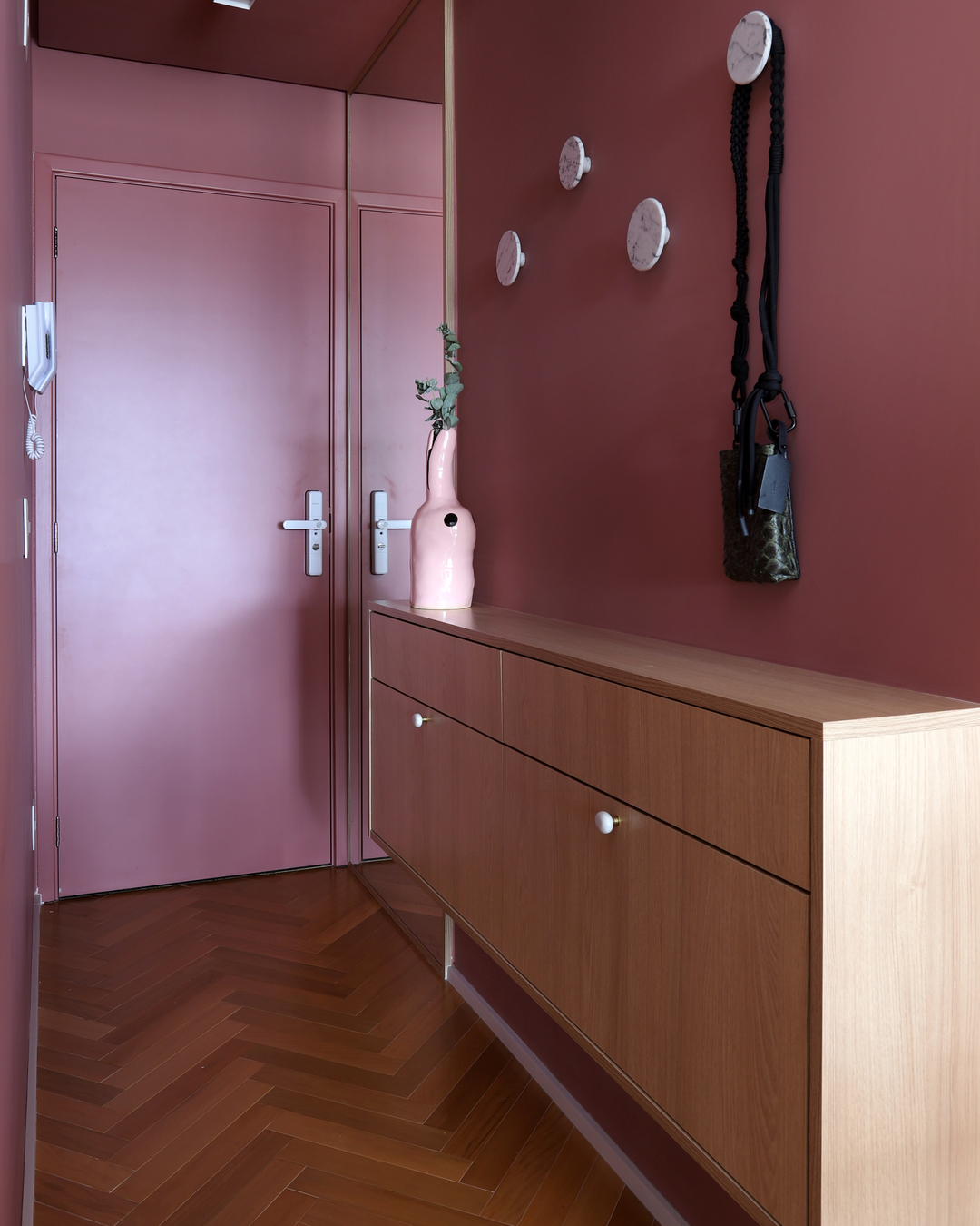 Apartamento de 68 m² em Pinheiros revela projeto vibrante com marcenaria multifuncional