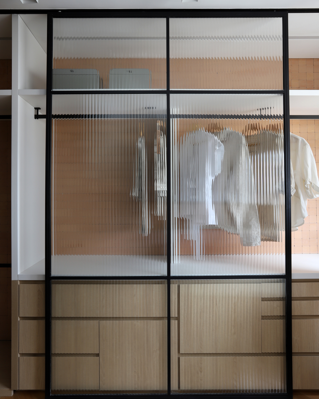 Apartamento de 68 m² em Pinheiros revela projeto vibrante com marcenaria multifuncional