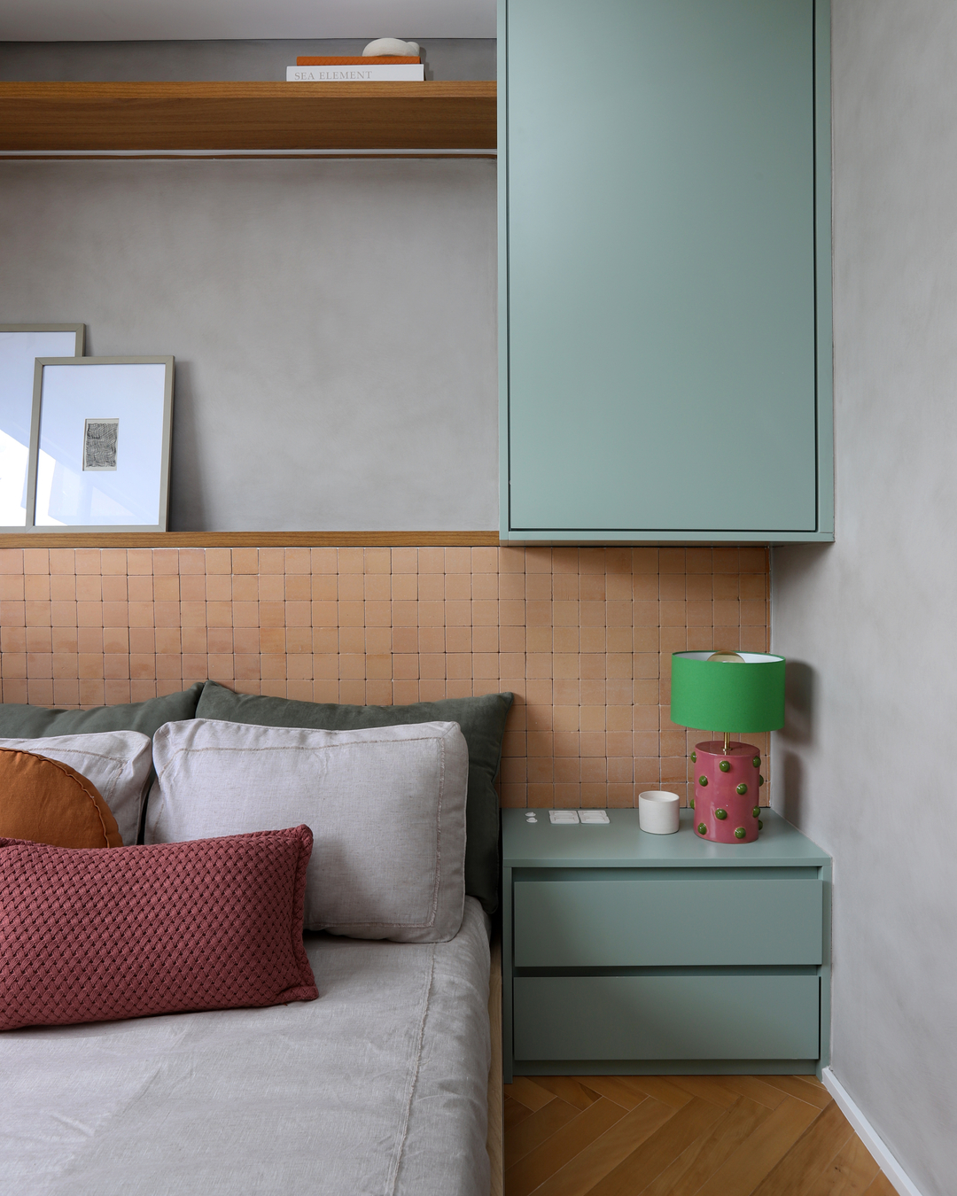 Apartamento de 68 m² em Pinheiros revela projeto vibrante com marcenaria multifuncional