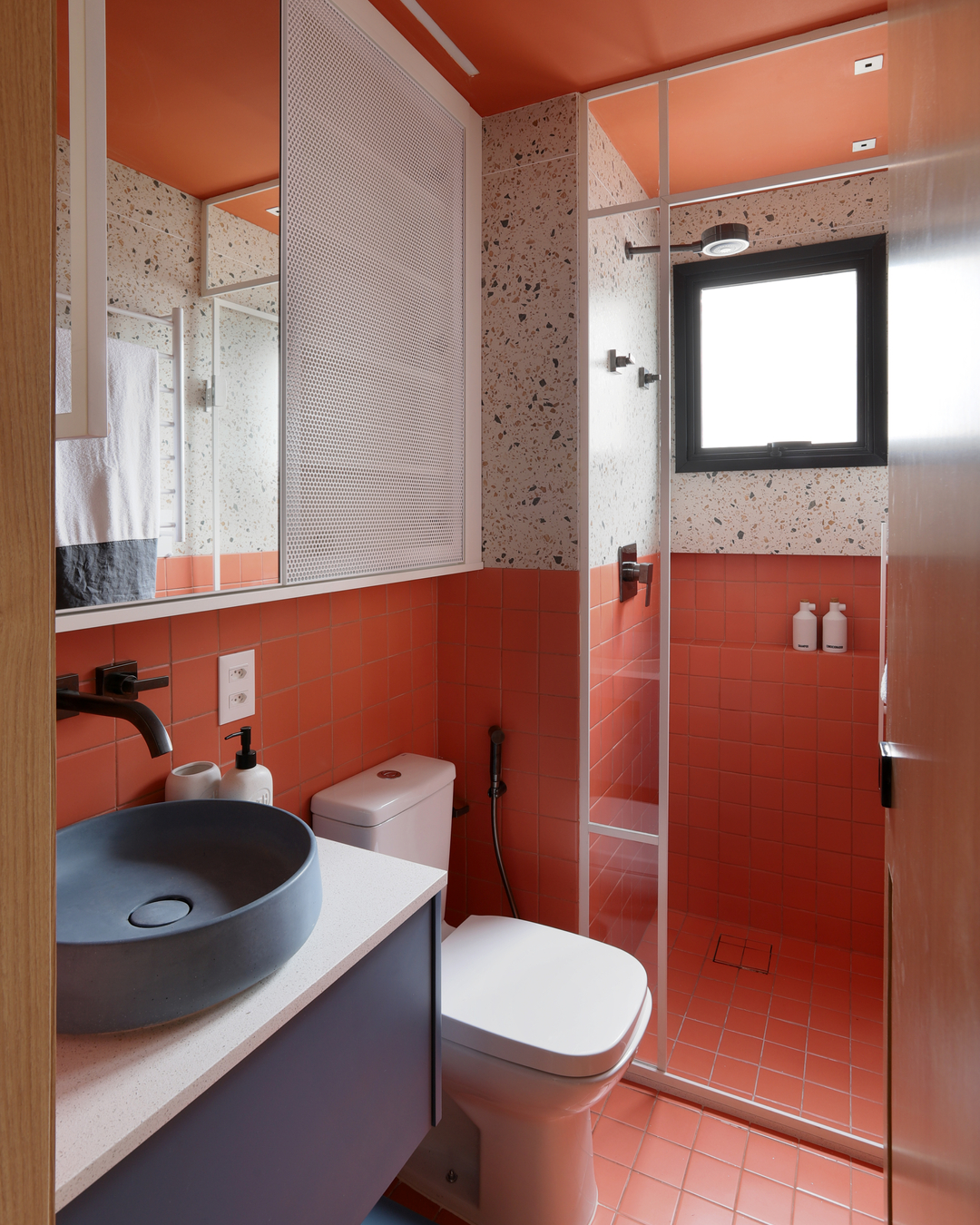 Apartamento de 68 m² em Pinheiros revela projeto vibrante com marcenaria multifuncional