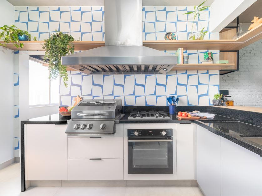 Apartamento antigo é renovado com estética contemporânea e toques industriais