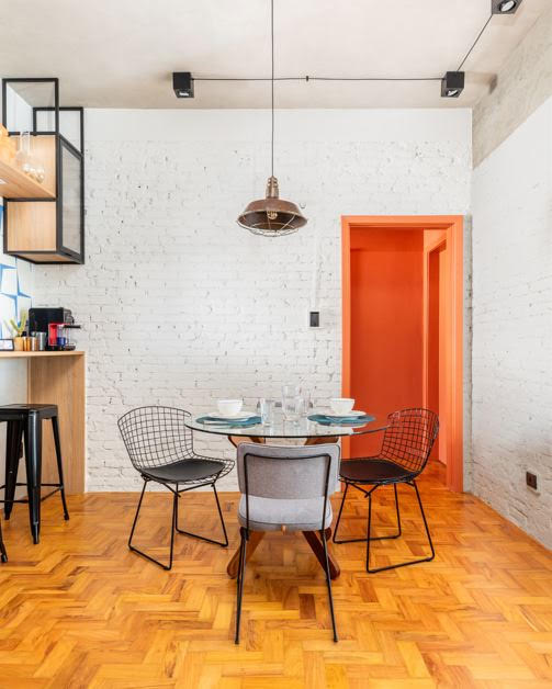 Apartamento antigo é renovado com estética contemporânea e toques industriais