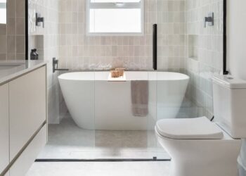 Instalar uma banheira em apartamento não é só trocar o box — entenda os riscos