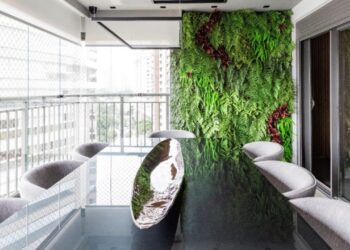 No projeto realizado pela arquiteta Daniela Funari, a mesa de jantar inserida na varanda tornou-se um dos pontos de convivência do apartamento. O jardim vertical e a vista para a cidade estimulam e revigoram moradores e convidados | FOTO: Mariana Camargo