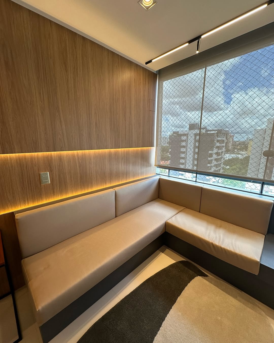 Canto alemão: o detalhe que otimiza o espaço e cria ambientes mais acolhedores