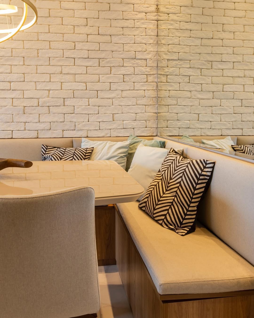 Canto alemão: o detalhe que otimiza o espaço e cria ambientes mais acolhedores