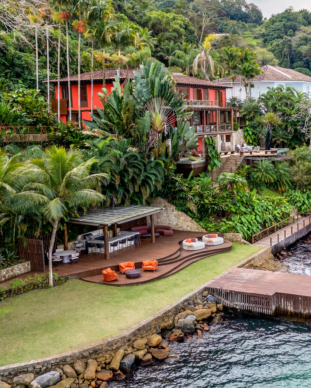 Casa de praia em Angra dos Reis é renovada para acompanhar nova fase da família