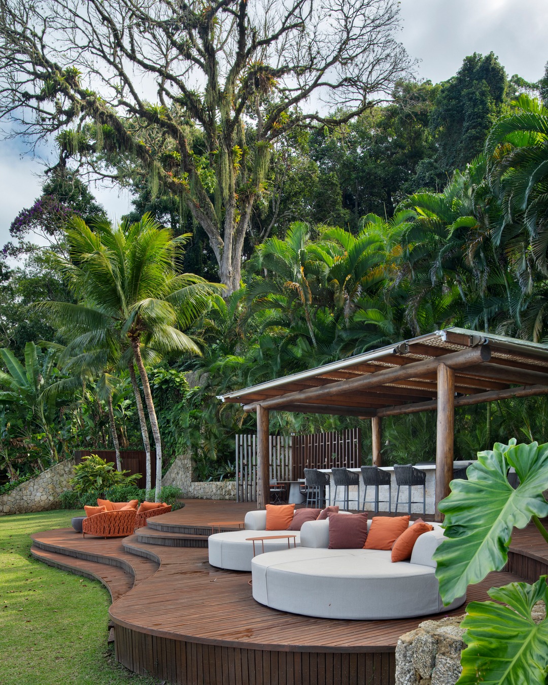 Casa de praia em Angra dos Reis é renovada para acompanhar nova fase da família