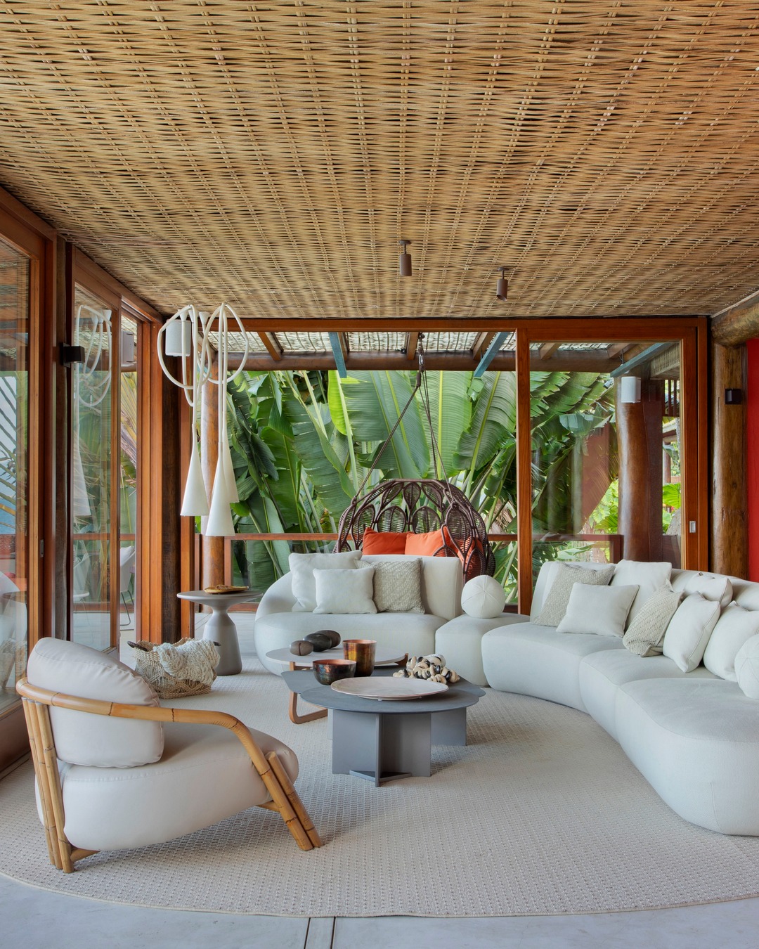 Casa de praia em Angra dos Reis é renovada para acompanhar nova fase da família