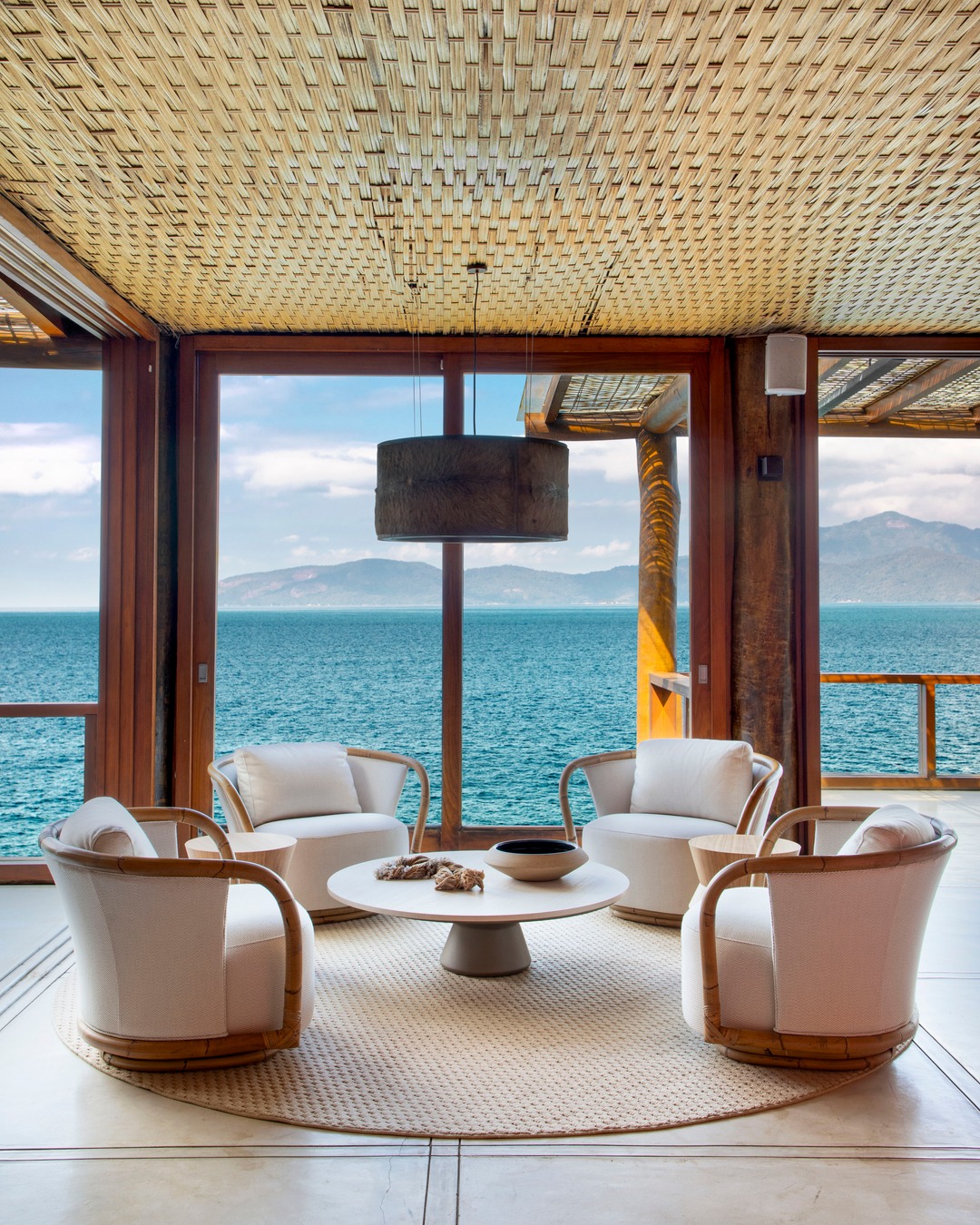 Casa de praia em Angra dos Reis é renovada para acompanhar nova fase da família